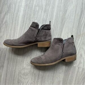 Short booties in grey